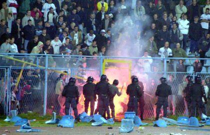 2002 Rijeka Hajduk neredi rusenje ograd specijalci obračun Armada 02.11 (1)