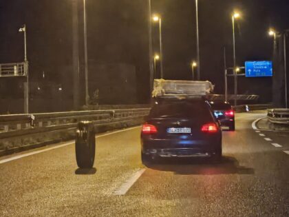 Vozaču kamiona ispala čak 2 kotača u tunelu Škurinje II