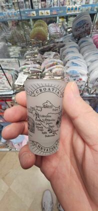 Neobičan suvenir sa Straduna. Dubrovačka suvenirnica prodaje čašu s kartom Hrvatske bez Rijeke