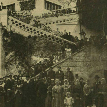 Az állomáson megérkezett kivándorlókat, a kivándorlási iroda közegei a kivándorlási házba szállítják, a hol a hajó elindulásáig maradnak Képeink a kivándorlók házában gyülekezett, útrakész kivándorlókat ábrázolnak. Akad köz