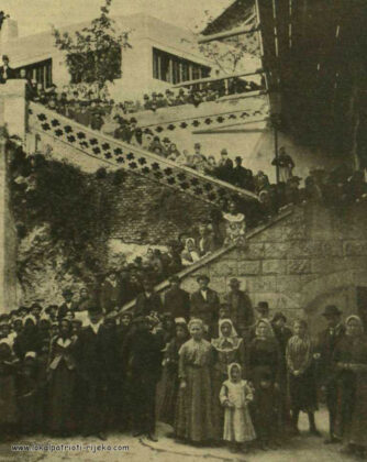 Az állomáson megérkezett kivándorlókat, a kivándorlási iroda közegei a kivándorlási házba szállítják, a hol a hajó elindulásáig maradnak Képeink a  kivándorlók házában gyülekezett, útrakész kivándorlókat ábrázolnak. Akad köz