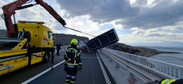 Nijemca (46) malo dijelilo od sigurne smrti na Krčkom mostu Prikolica orkanaska bura 1.4.2026. kazna policija