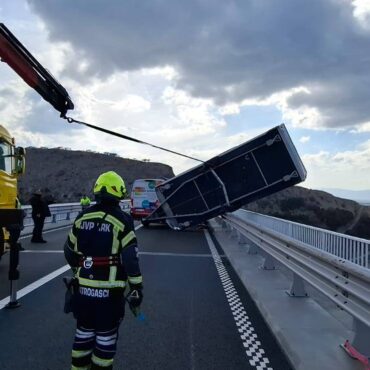 Nijemca (46) malo dijelilo od sigurne smrti na Krčkom mostu Prikolica orkanaska bura 1.4.2026. kazna policija