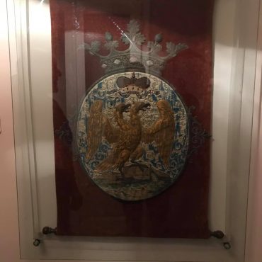 Relikvija koja se čuva unutar jedne riječke obitelji grb dvoglavi orao 1659