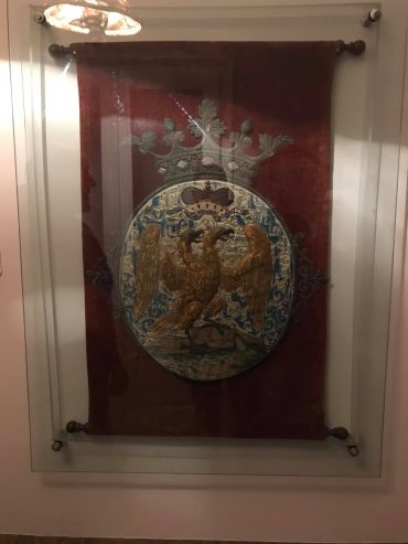 Relikvija koja se čuva unutar jedne riječke obitelji grb dvoglavi orao 1659