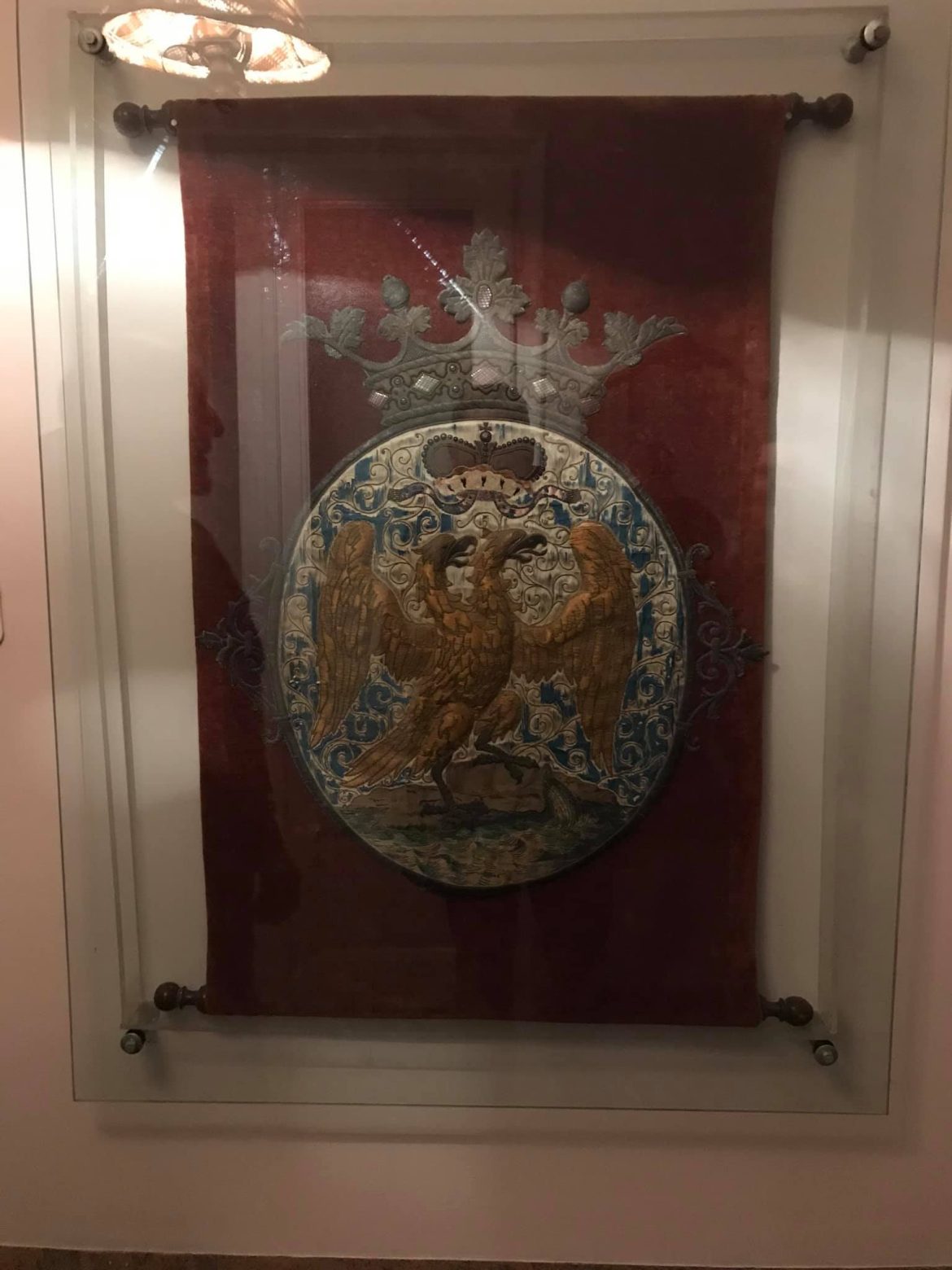 Relikvija koja se čuva unutar jedne riječke obitelji grb dvoglavi orao 1659