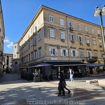 Rue Wine & Dine u centru Rijeke na Jelačićevom trgu 11 pročelje