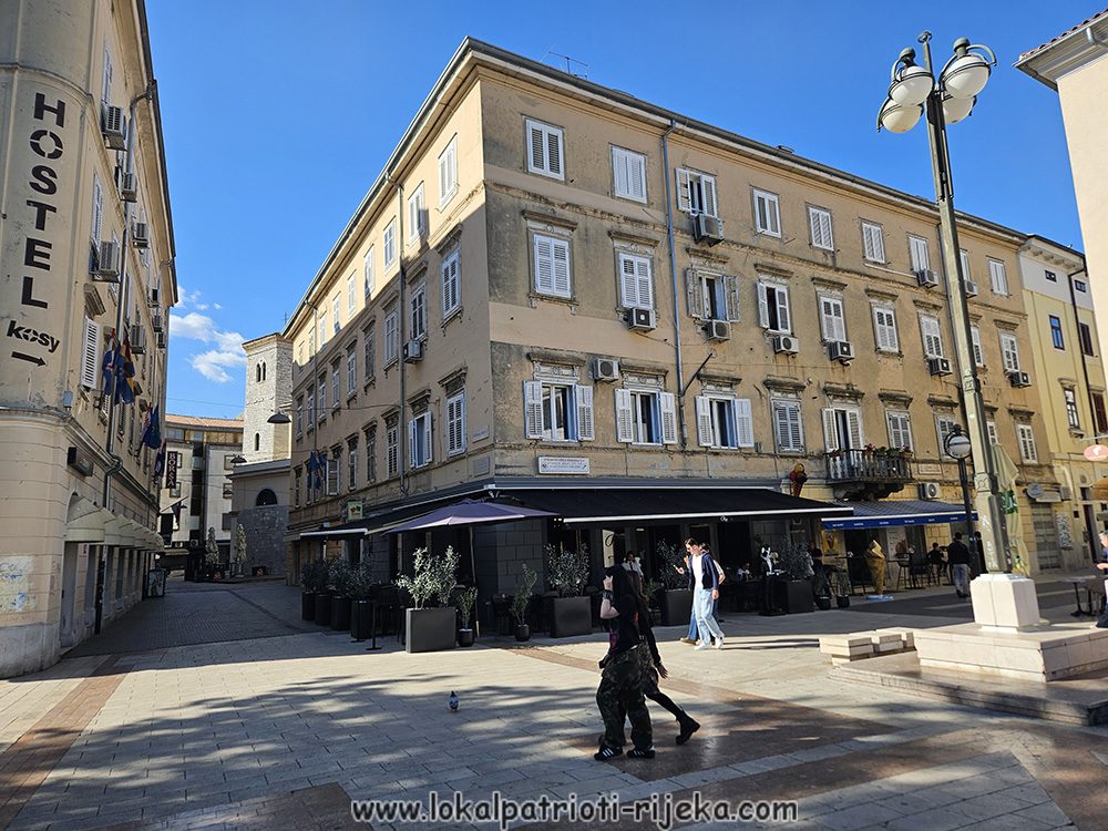 Rue Wine & Dine u centru Rijeke na Jelačićevom trgu 11 pročelje