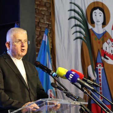 turisti skupljali smeće po Rijeci, nadbiskup Mate Uzinić
