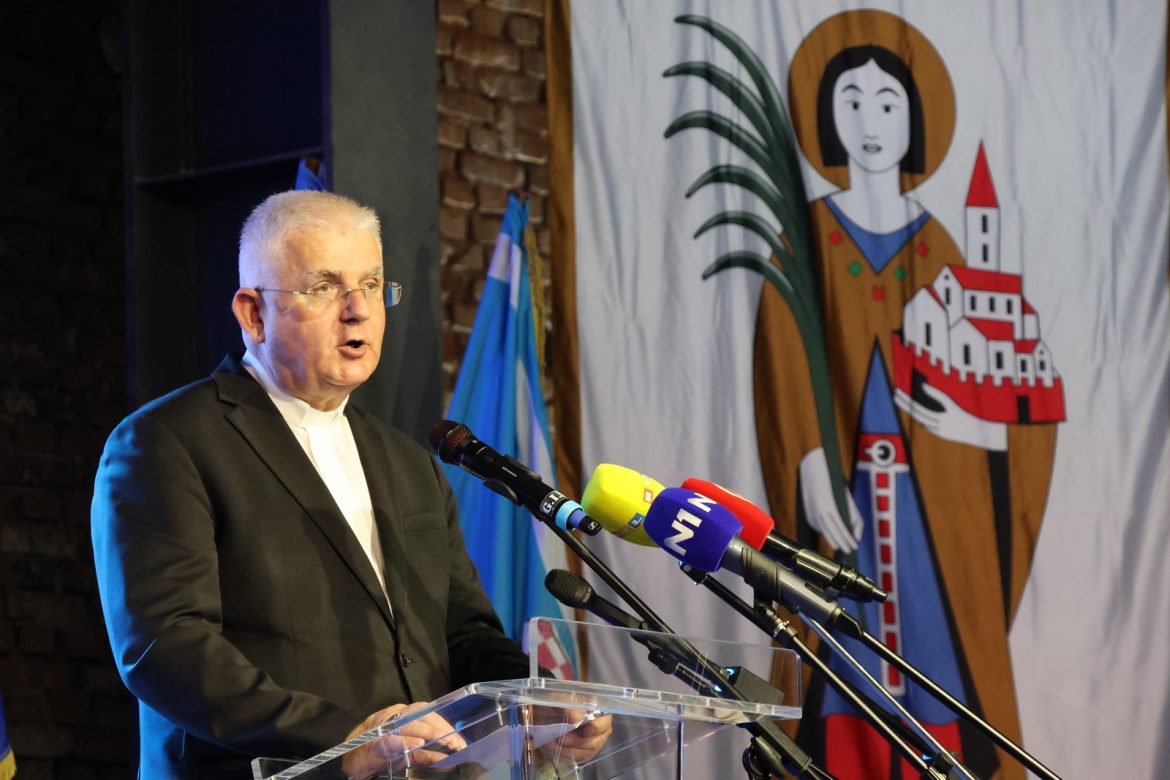 turisti skupljali smeće po Rijeci, nadbiskup Mate Uzinić